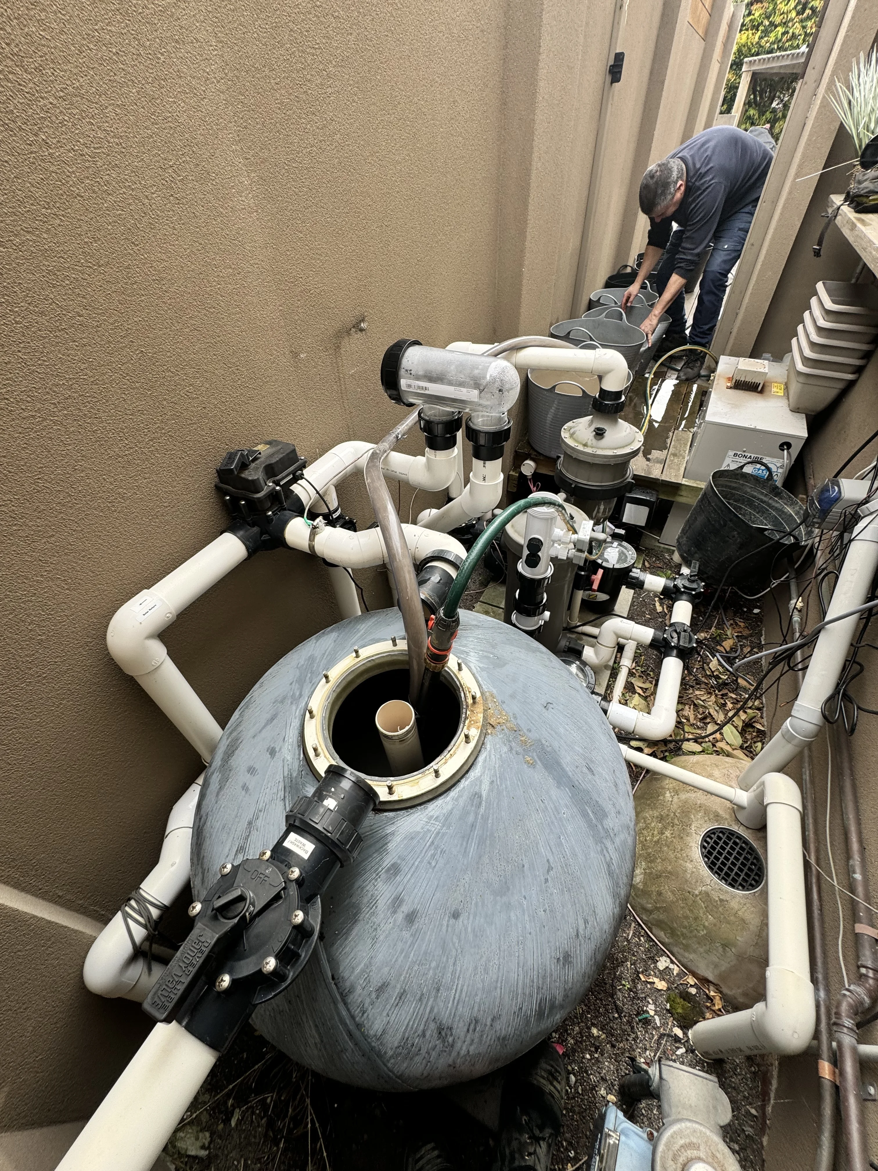 Compact pool filtration equipment